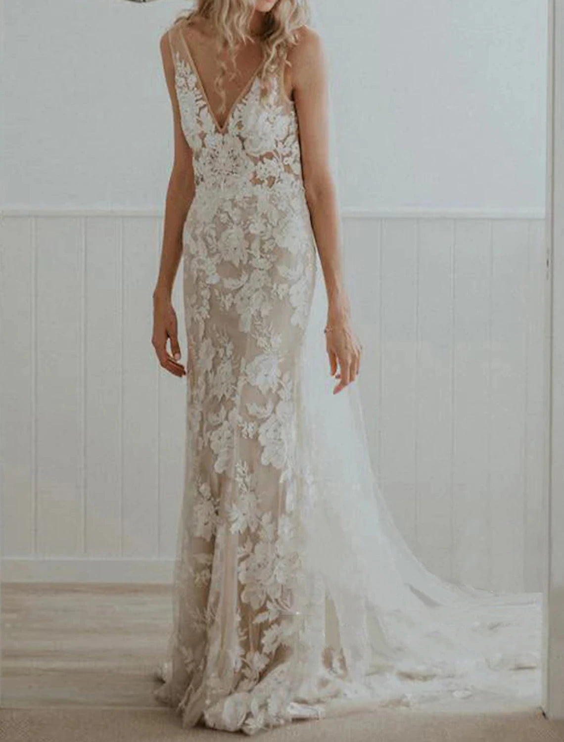 Beach Boho Wedding Dresses Sheath / Column V Neck Sleeveless Court Train Lace Bridal Gowns With Appliques